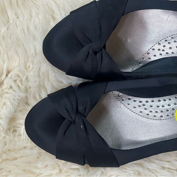 Bandolino Black Flats with Bow Detail - Picture 3 of 9